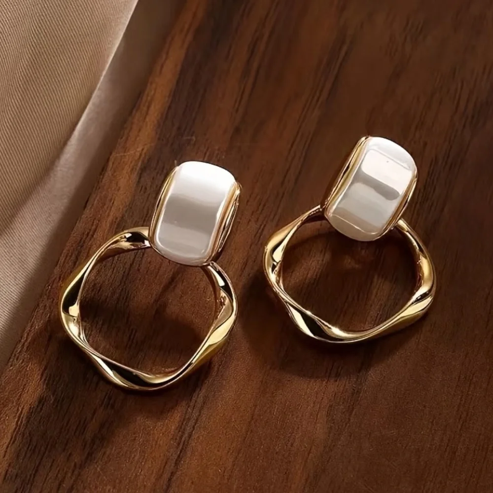 NEW Elegant Gold and White Hoop Earrings. Trendy Earrings.